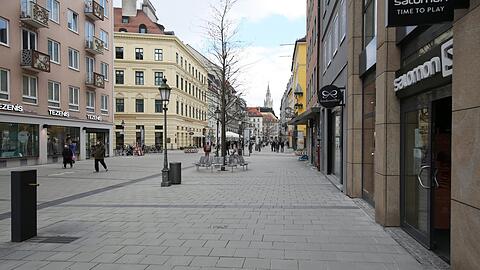 Kaum Flanierer und viele Geschäfte geschlossen: die Sendlinger Straße in der City am Freitagmittag. Nur vor dem Schnelltestzentrum am Hackerhaus stehen Menschen an.