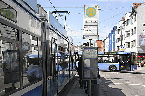 An dieser Haltestelle in der Offenbachstraße soll der Mann erneut zugeschlagen haben.