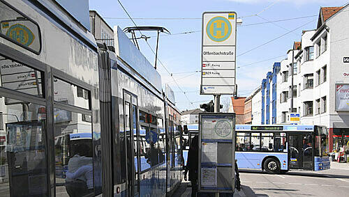 An dieser Haltestelle in der Offenbachstraße soll der Mann erneut zugeschlagen haben. An dieser Haltestelle in der Offenbachstraße soll der Mann erneut zugeschlagen haben.