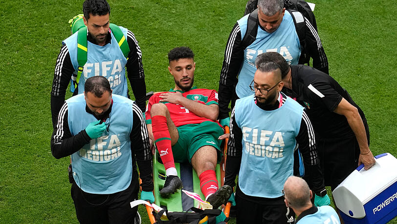 Bayern-Star Noussair Mazraoui wird auf einer Trage vom Platz getragen.