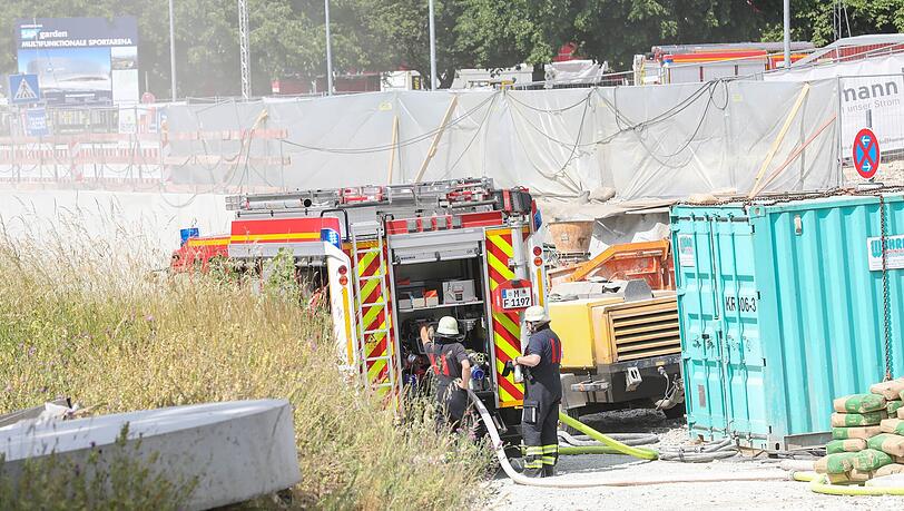 Die Feuerwehr war mit 140 Einsatzkräften vor Ort. Die Feuerwehr war mit 140 Einsatzkräften vor Ort.