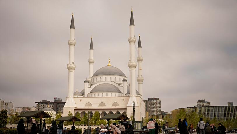 Menschen in Istanbul versammeln sich im Freien nach dem schweren Erdbeben.
