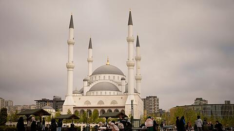 Menschen in Istanbul versammeln sich im Freien nach dem schweren Erdbeben.