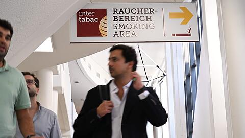 Nach dem ersten Messetag der Intertabac gehen Besucher zum Ausgang - die Fachmesse geht noch bis Samstag.