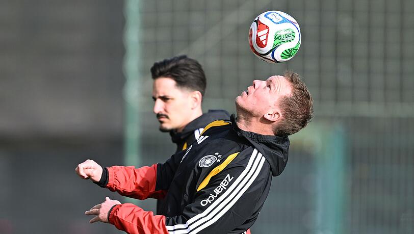 Bundestrainer Nagelsmann jongliert vor dem Training mit einem Ball.