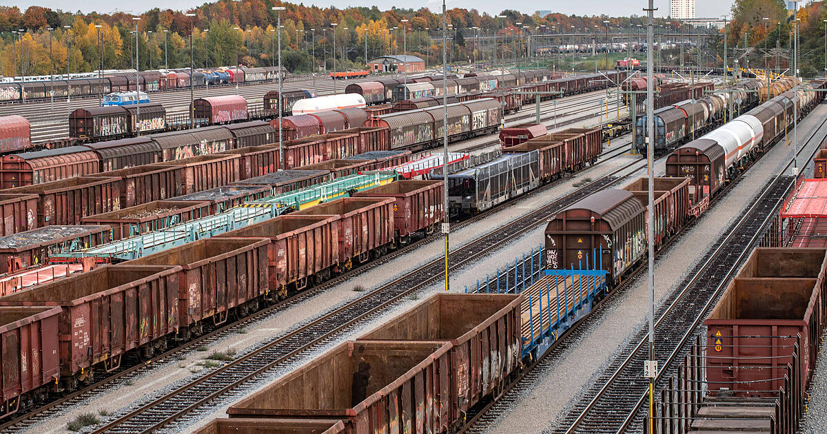 Am-G-terbahnhof-LKW-Planen-aufgeschlitzt-und-Kabel-geklaut