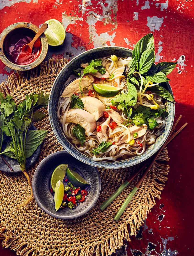 Phở G&agrave;: Die Vietnamesische Reisnudelsuppe mit Huhn geh&ouml;rt zur vietnamesischen K&uuml;che wie die Haxn zur bayerischen. Ein Rezept zum Nachkochen gibt's in Viet Shaos Kochbuch "Taste of Asia".