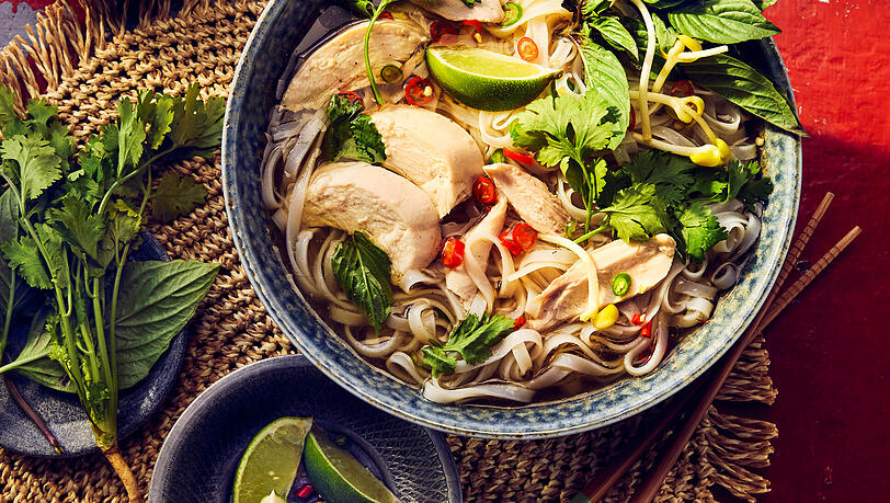 Phở Gà: Die Vietnamesische Reisnudelsuppe mit Huhn gehört zur vietnamesischen Küche wie die Haxn zur bayerischen. Ein Rezept zum Nachkochen gibt's in Viet Shaos Kochbuch "Taste of Asia". Phở Gà: Die Vietnamesische Reisnudelsuppe mit Huhn gehört zur vietnamesischen Küche wie die Haxn zur bayerischen. Ein Rezept zum Nachkochen gibt's in Viet Shaos Kochbuch "Taste of Asia".