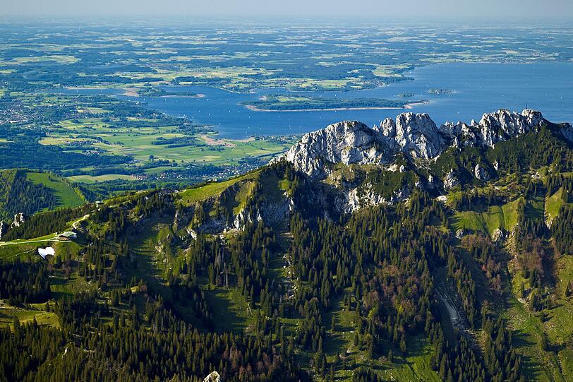 Schon von weitem sichtbar ist die beachtliche Kampenwand mit ihren 1.664 Metern Höhe in den Chiemgauer Alpen. Vor allem der markante, zackige Felsgipfel, der an einen Hahnkamm erinnert, fällt sofort ins Auge. Dort befindet sich auch das große "Chiemgau-Kreuz" - das größte Gipfelkreuz in den Bayerischen Alpen. An klaren Tagen sieht man von hier sogar den Münchner Olympiaturm. Schon von weitem sichtbar ist die beachtliche Kampenwand mit ihren 1.664 Metern Höhe in den Chiemgauer Alpen. Vor allem der markante, zackige Felsgipfel, der an einen Hahnkamm erinnert, fällt sofort ins Auge. Dort befindet sich auch das große "Chiemgau-Kreuz" - das größte Gipfelkreuz in den Bayerischen Alpen. An klaren Tagen sieht man von hier sogar den Münchner Olympiaturm.