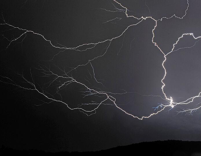 Naturschauspiel: Ein Blitz am Sonntagabend