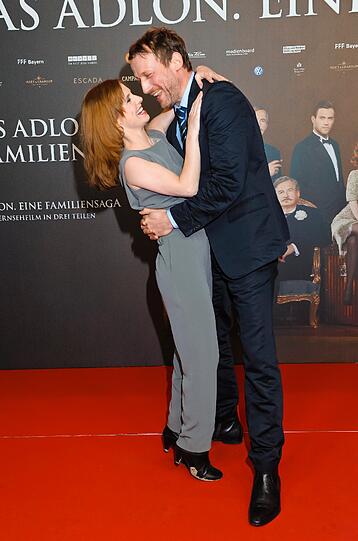 Schauspielerin Josefine Preuß albert mit ihrem Filmvater Wotan Wilke Möhring auf dem roten Teppich herum.