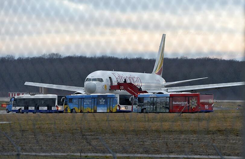 Das Sondereinsatzkommando der Polizei evakuiert die Boeing 767: Die Maschine der Ethiopian Airlines war entführt worden und landete außerplanmäßig in Genf.