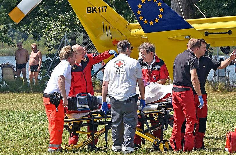 Der Mann drohte zu ertrinken, jedoch konnte er noch reanimiert werden. Danach wurde er mit einem Rettungshubschrauber in eine Münchner Klinik gebracht.