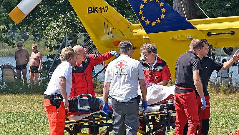 Der Mann drohte zu ertrinken, jedoch konnte er noch reanimiert werden. Danach wurde er mit einem Rettungshubschrauber in eine Münchner Klinik gebracht. Der Mann drohte zu ertrinken, jedoch konnte er noch reanimiert werden. Danach wurde er mit einem Rettungshubschrauber in eine Münchner Klinik gebracht.