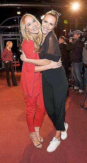 Zum Knuddeln: Silvia Walker (l.) und Esther Sedlaczek.