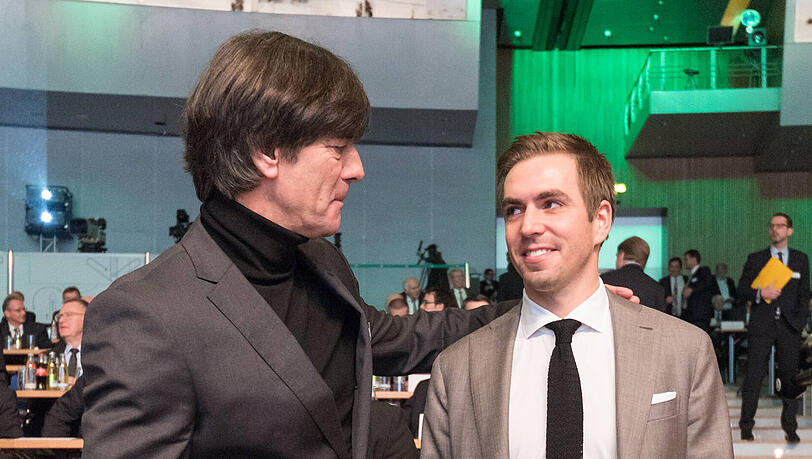 Lahm mit Bundestrainer Joachim Löw im November beim DFB-Bundestag.