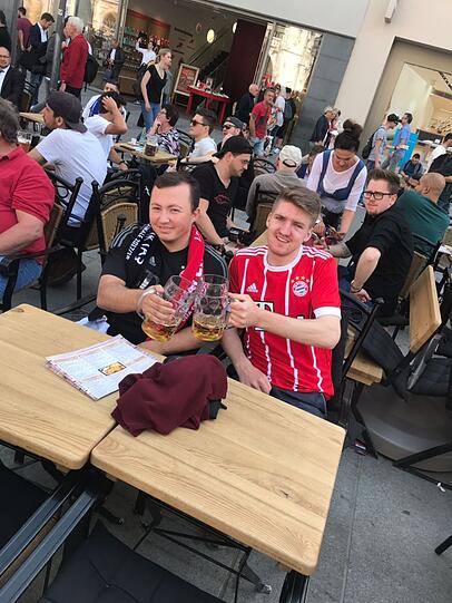 Anhänger des FC Bayern und Fans von Real Madrid gemeinsam in der Münchner Innenstadt. Klicken Sie sich durch die Bilder.