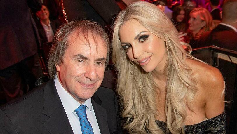 Musiker Chris de Burgh und seine Tochter, Rosanna Davison, bei einer Veranstaltung im Jahr 2019 in Köln. Musiker Chris de Burgh und seine Tochter, Rosanna Davison, bei einer Veranstaltung im Jahr 2019 in Köln.