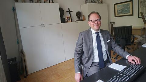 Jetzt sitzt Manuel Pretzl (CSU) wieder an seinem alten Schreibtisch als Museumschef des Jagd- und Fischereimuseums.