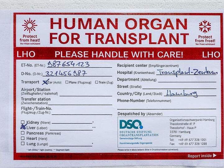 Ein Aufkleber mit der Aufschrift "Human Organ For Transplant" klebt auf einer Transportkühlbox für Spenderorgane.