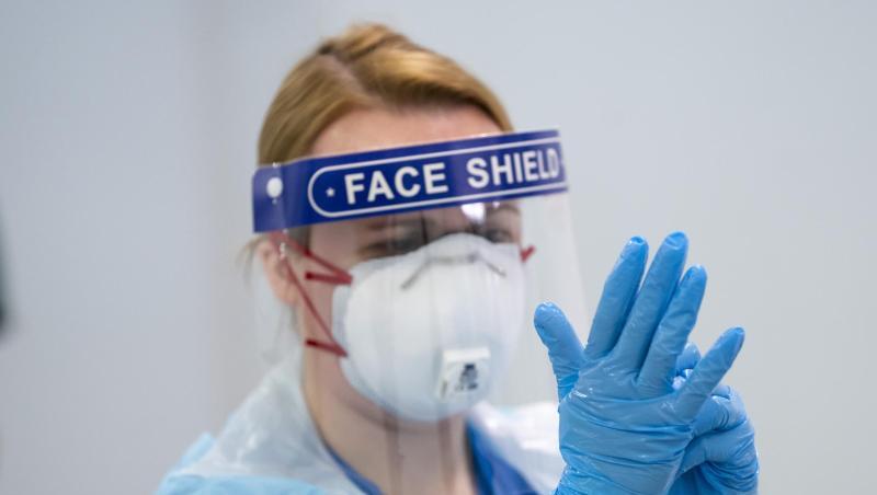 Eine Mitarbeiterin erhält im Nightingale-Krankenhaus Nord-West in Manchester eine Schulung über das An- und Ablegen von Schutzkleidung. Eine Mitarbeiterin erhält im Nightingale-Krankenhaus Nord-West in Manchester eine Schulung über das An- und Ablegen von Schutzkleidung.
