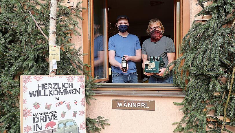 Christoph Jung, Inhaber des Männerladens, darf Ware wie Spirituosen dank einer Sondergenehmigung auch im Drive-in verkaufen. Christoph Jung, Inhaber des Männerladens, darf Ware wie Spirituosen dank einer Sondergenehmigung auch im Drive-in verkaufen.