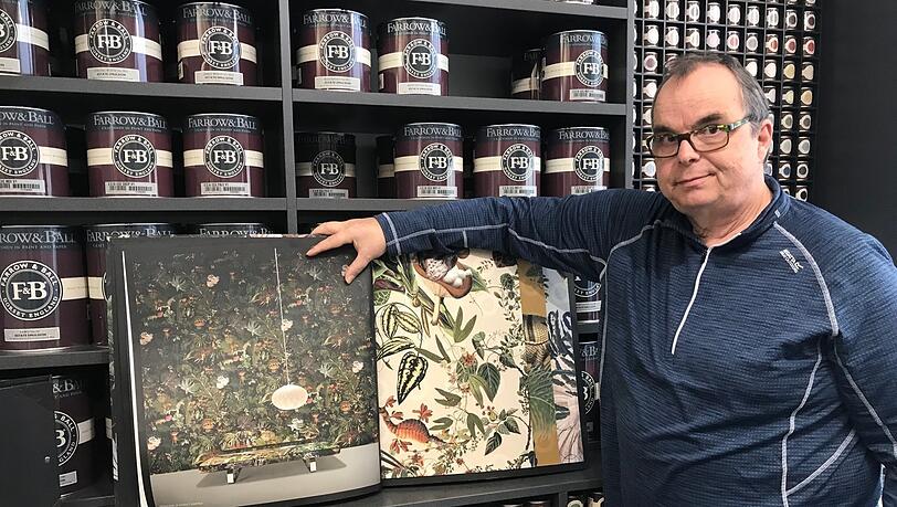 Die Tapeten bei Horst Hubka sind eine Schau. Diese hier mit floralem Design fühlt sich wie weicher Stoff, es gibt auch Bast- oder Metalltapeten.