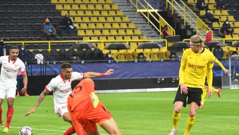 BVB-Torjäger Erling Haaland (r) brachte Dortmund in Führung. BVB-Torjäger Erling Haaland (r) brachte Dortmund in Führung.