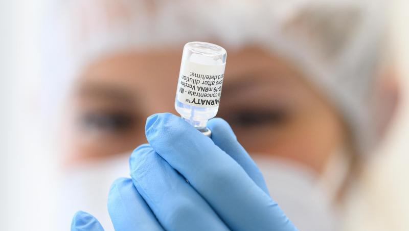 Durch eine dritte Impfung soll das Immunsystem nochmals gegen Coronaviren gestärkt werden.