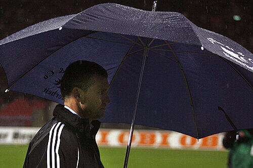 Steht mit seinem Club voll im Regen: Trainer Thomas von Heesen passte der Abbruch überhaupt nicht ins Konzept.