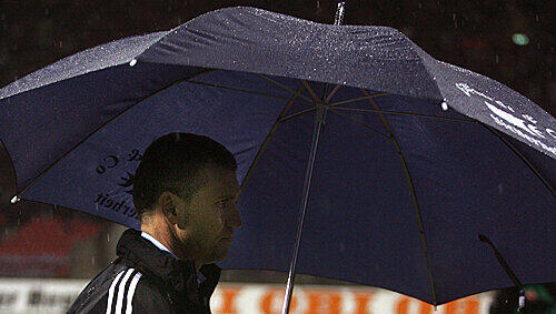 Steht mit seinem Club voll im Regen: Trainer Thomas von Heesen passte der Abbruch überhaupt nicht ins Konzept. Steht mit seinem Club voll im Regen: Trainer Thomas von Heesen passte der Abbruch überhaupt nicht ins Konzept.