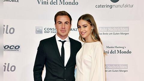 Mario und Ann-Kathrin Götze sind seit 2012 zusammen, 2018 gaben sie sich das Jawort. Ihr Sohn Rome kam acht Wochen zu früh zur Welt und musste lange im Krankenhaus behandelt werden.