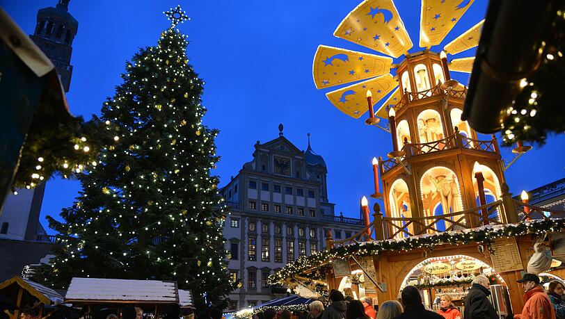 Unter der Weihnachtspyramide am Christkindlesmarkt. Unter der Weihnachtspyramide am Christkindlesmarkt.