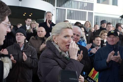 Zu Tränen gerührt: Maria-Elisabeth Schaeffler bei der Mitarbeiter-Demo.