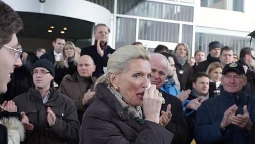 Zu Tränen gerührt: Maria-Elisabeth Schaeffler bei der Mitarbeiter-Demo. Zu Tränen gerührt: Maria-Elisabeth Schaeffler bei der Mitarbeiter-Demo.