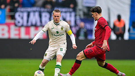 Thore Jacobsen im Duell mit Dennis Kaygin.