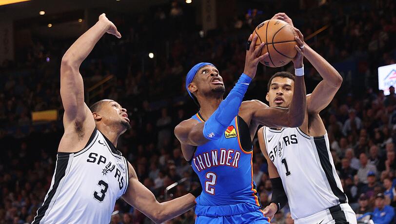 Oklahomas Shai Gilgeous-Alexander (M) erzielte 34 Punkte gegen die Spurs.