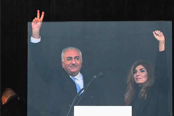 Reza Pahlavi, der Sohn des gestürzten iranischen Schahs Mohammad Reza Pahlavi, steht Mitte Februar mit seiner Frau Yasmine Pahlavi bei einer Demonstrationunter dem Motto „Menschenrechte und Freiheit im Iran. Internationale Solidarität mit dem iranischen Volk“ auf der Bühne der Theresienwiese. Reza Pahlavi, der Sohn des gestürzten iranischen Schahs Mohammad Reza Pahlavi, steht Mitte Februar mit seiner Frau Yasmine Pahlavi bei einer Demonstrationunter dem Motto „Menschenrechte und Freiheit im Iran. Internationale Solidarität mit dem iranischen Volk“ auf der Bühne der Theresienwiese.