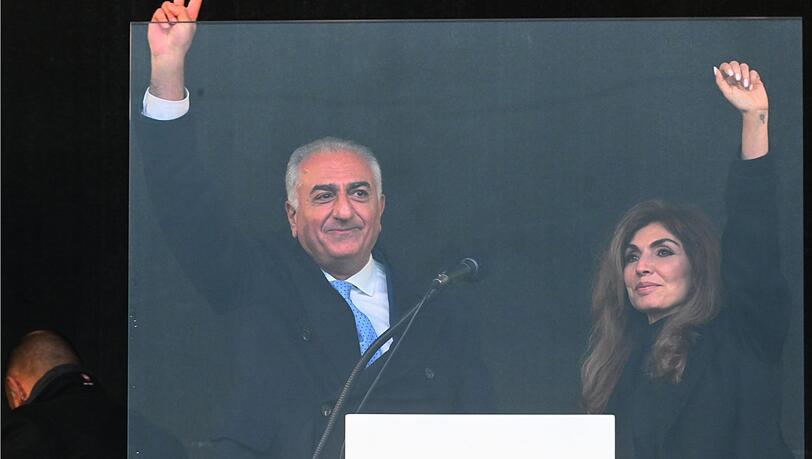 Reza Pahlavi, der Sohn des gest&uuml;rzten iranischen Schahs Mohammad Reza Pahlavi, steht Mitte Februar mit seiner Frau Yasmine Pahlavi bei einer Demonstrationunter dem Motto &bdquo;Menschenrechte und Freiheit im Iran. Internationale Solidarit&auml;t mit dem iranischen Volk&ldquo; auf der B&uuml;hne der Theresienwiese.