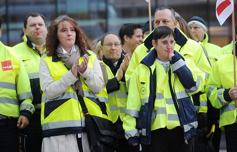 Streik am Münchner Flughafen: Die Lufthansa-Mitarbeiter legen die Arbeit nieder. Von 04 Uhr bis 12 Uhr sollen die Flieger am Boden bleiben. Die Bilder vom Münchner Airport.