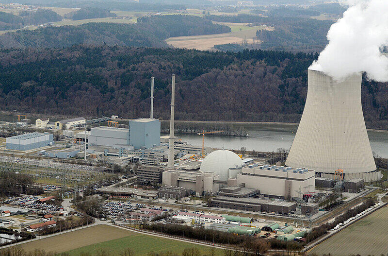 Kernkraftwerke Isar 1 (l) und 2 mit dem Kühlturm nahe Essenbach bei Landshut.