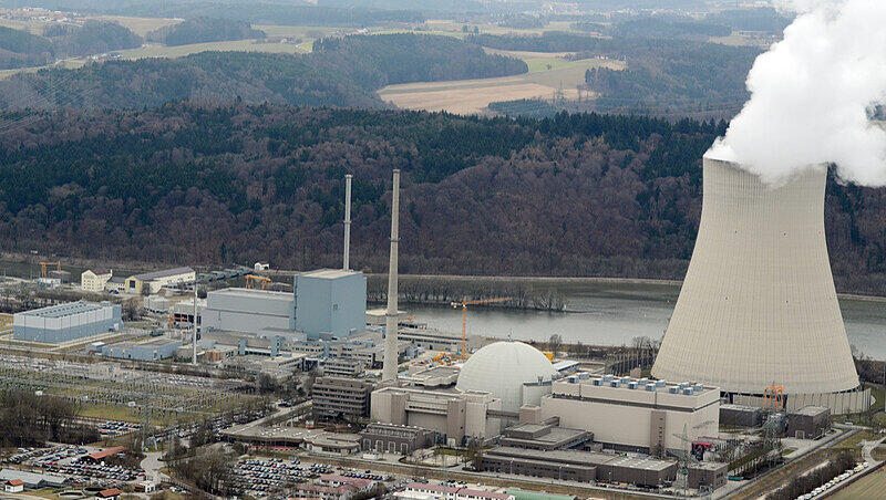 Kernkraftwerke Isar 1 (l) und 2 mit dem Kühlturm nahe Essenbach bei Landshut. Kernkraftwerke Isar 1 (l) und 2 mit dem Kühlturm nahe Essenbach bei Landshut.