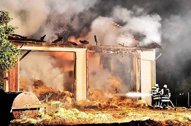 Der Brand einer Heuscheune stellte die Feuerwehren vor einige Probleme.