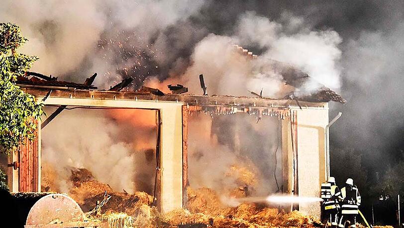 Der Brand einer Heuscheune stellte die Feuerwehren vor einige Probleme. Der Brand einer Heuscheune stellte die Feuerwehren vor einige Probleme.