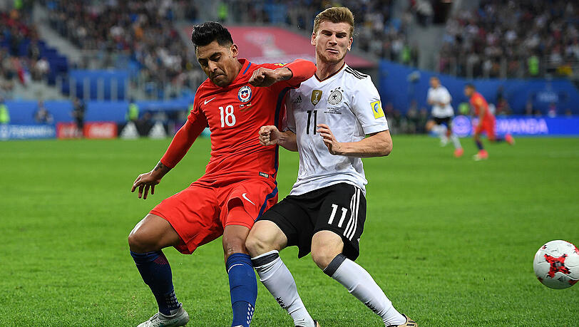 Jara (l.) fährt den Ellbogen mit voller Absicht aus, trifft Werner damit im Gesicht. Eigentliche eine klare Rote Karte – trotzdem gab es am Ende nur Gelb. Jara (l.) fährt den Ellbogen mit voller Absicht aus, trifft Werner damit im Gesicht. Eigentliche eine klare Rote Karte – trotzdem gab es am Ende nur Gelb.