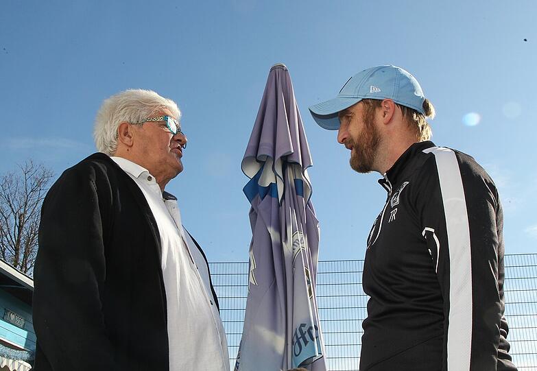 Fachsimpeln für Fortgeschrittene: Ex-Löwen-Coach Werner Lorant (li.) und der aktuelle Trainer Daniel Bierofka.