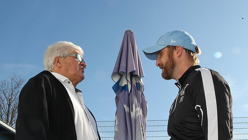 Fachsimpeln für Fortgeschrittene: Ex-Löwen-Coach Werner Lorant (li.) und der aktuelle Trainer Daniel Bierofka.
