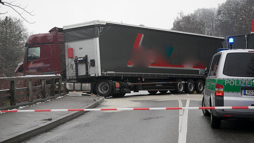 Eine Fahrt mit überhöhter Geschwindigkeit durch das oberbayerische Trostberg endet für den Fahrer eines Sattelzuges über dem Abgrund.