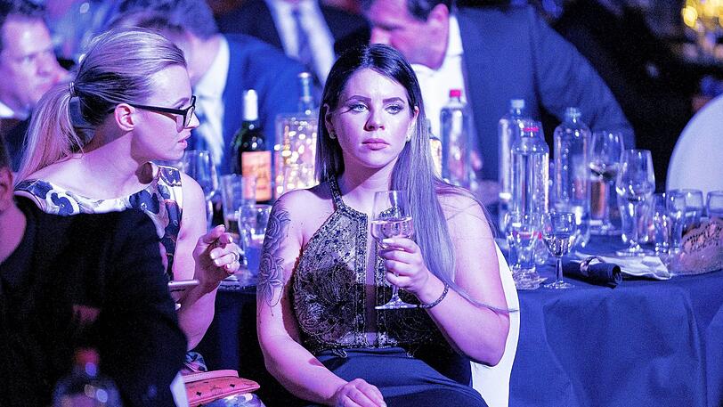 Jenny Frankhauser (re.) mit ihrer Managerin bei einer Gala im April 2018.