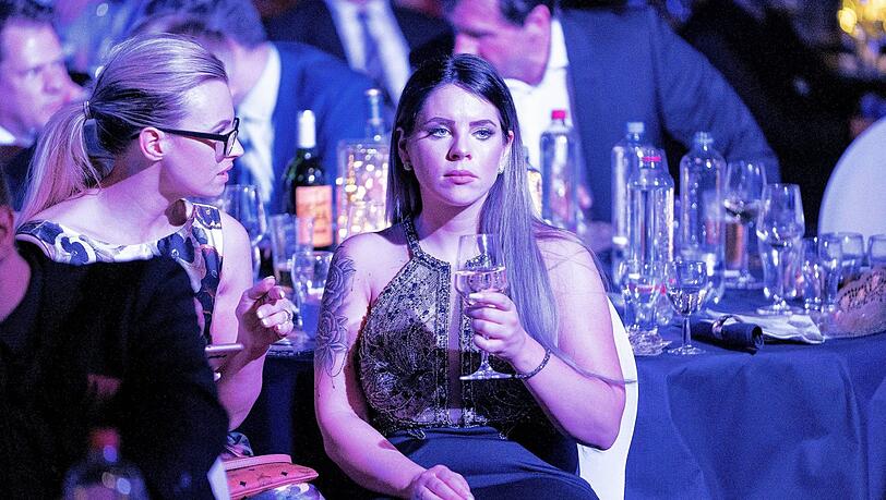 Jenny Frankhauser (re.) mit ihrer Managerin bei einer Gala im April 2018. Jenny Frankhauser (re.) mit ihrer Managerin bei einer Gala im April 2018.